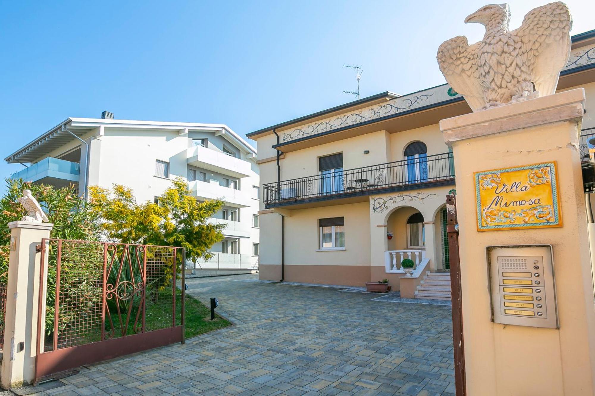 Villa Mimosa - Appartamento 2 - Happy Rentals 데센자노델가르다 외부 사진